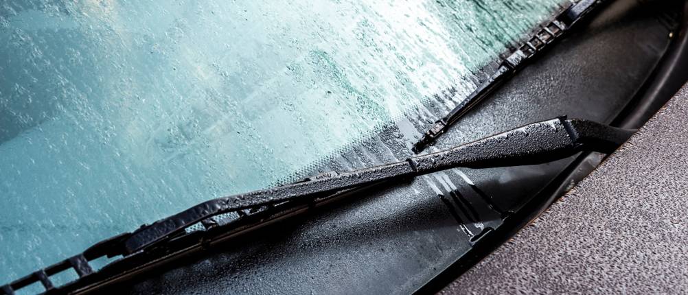 Un pare brise de voiture recouvert d'eau de pluie