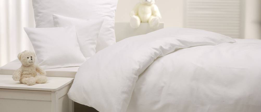 une couverture blanche sur un lit bien fait