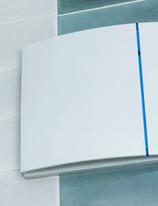 Les chauffages électriques sont des chauffages à courant et nécessitent au moins une protection contre les projections d'eau dans la salle de bain afin d'éviter les courts-circuits.