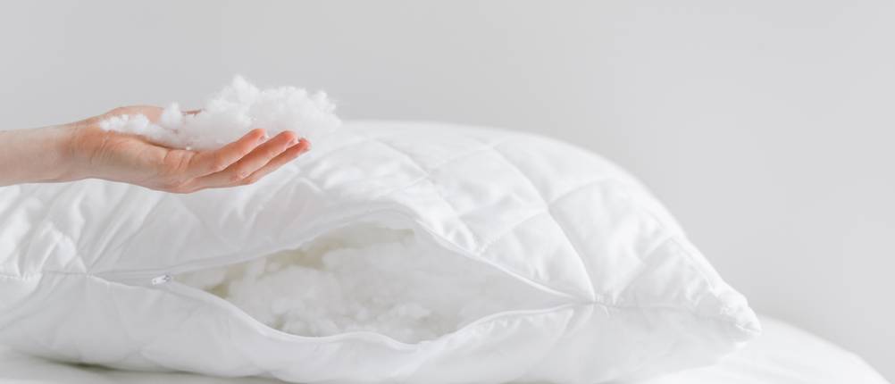 Une femme retire le rembourrage en coton d'un oreiller à eau.