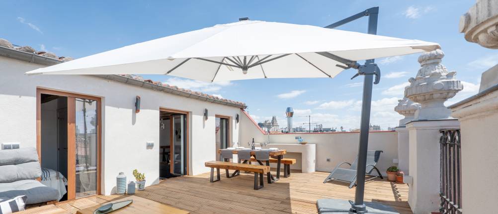 Terrasse avec grand parasol 4m et plancher en bois