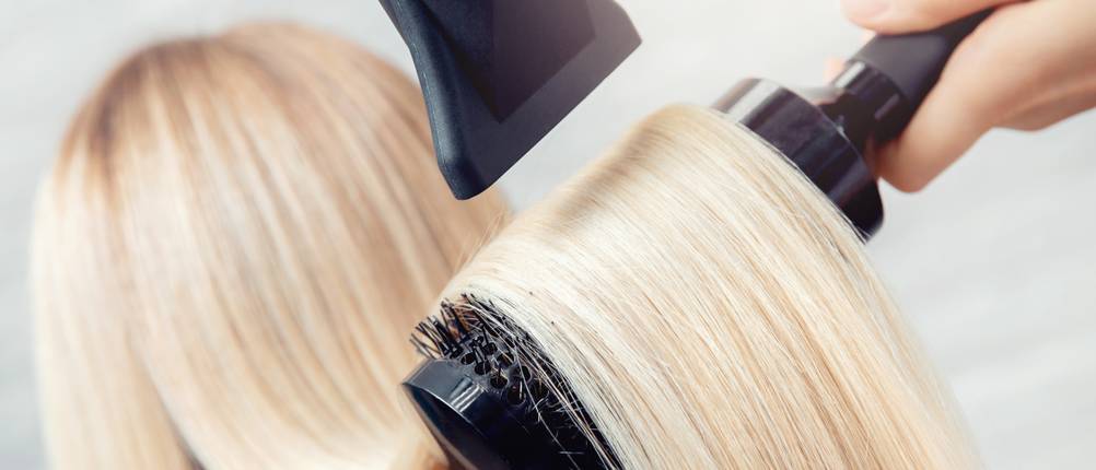 un seche cheveux de voyage pliable avec buse permet de lisser les cheveux même lorsqu'on est en déplacement